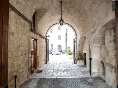 Percorriamo cos� il passaggio con volta a botte, affiancando delle arcate litiche cinquecentesche...